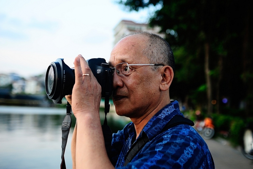 Sunset hunting from the old seaplane station in Hanoi's West Lake 2106 ho tay sunset 5